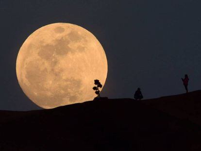 La superluna desde el parque Griffith en Los Ángeles en enero de 2018.