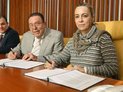 Castedo y Garrig&oacute;s firmando el convenio para alquilar la C&aacute;mara de Alicante.
