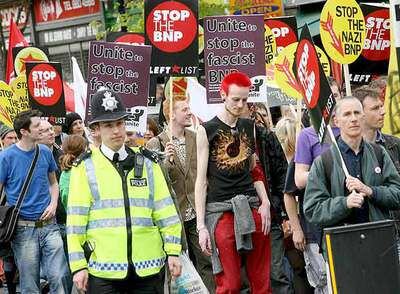 Manifestantes portan pancartas en contra del nazismo antes del festival <i>Rock contra el racismo,</i> en Londres.