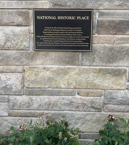 Placa conmemorativa en la puerta trasera del Washington Hilton.