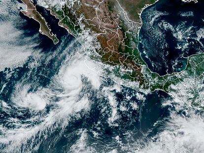 Imagen satelital del huracán 'Orlene' frente a las costas mexicanas del océano Pacífico.