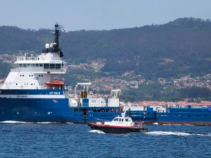 El buque 'Artabro’, a su salida del puerto de Vigo, el pasado 17 de mayo.