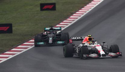El mexicano Sergio Pérez bloquea el paso a Lewis Hamilton, durante el Gran Premio de Turquía.