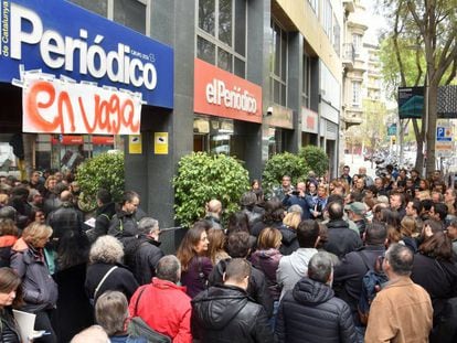 Trabajadores de Zeta protestan el año pasado ante la sede de 'El Periódico'