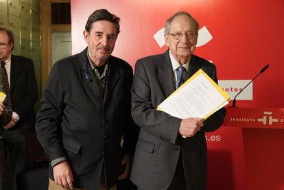 El director del Instituto Cervantes, Luis García Montero (izquierda) y José-Carlos Mainer, el lunes en la Caja de las Letras de la institución, en Madrid.