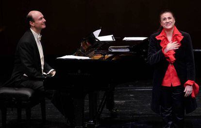 Cecilia Bartoli en el teatro Real el pasado domingo junto al pianista Sergio Ciomei.