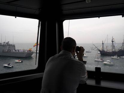 Un miembro de la Armada en la fragata 'Victoria'.