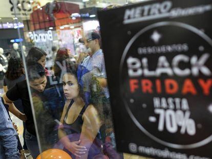 Compradores en un centro comercial de Caracas atraídos por las ofertas del 'Black Friday'.