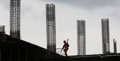 Un empleado de la construcción en Yakarta (Indonesia).