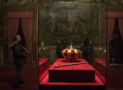 Corona y el cetro real expuestos en el Palacio Real.
