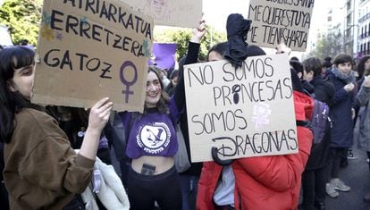 Varias jóvenes portan carteles durante la concentración en San Sebastián (Gipuzkoa), este viernes por la mañana.