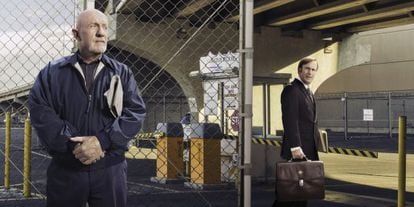 Jonathan Banks (a la izquierda) y Bob Odenkirk, en una imagen promocional de 'Better Call Saul'.
