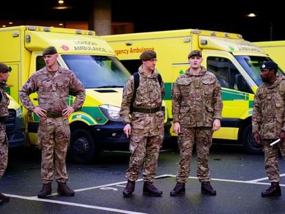 Soldados destinados a conducir ambulancias durante la huelga de este miércoles realizan en Londes los últimos ensayos