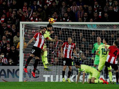 Gerard Piqué defiende su portería ante Raúl García. 