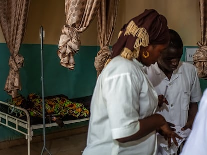 Un grupo de enfermeras y sanitarios prepara el material para hacer curas en una de las salas para pacientes ingresados de la unidad de cirugía del hospital de Mora, Camerún.
