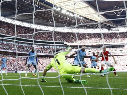 Alexis S&aacute;nchez mete el 2-1 definitivo ante el City, en Wembley.