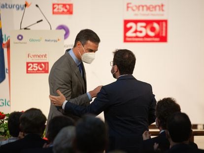 Pedro Sánchez y Pere Aragonès se saludan durante la entrega de la medalla del 250 aniversario de Foment del Treball al editor de ‘La Vanguardia’, Javier Godó el pasado 7 de junio en Barcelona.