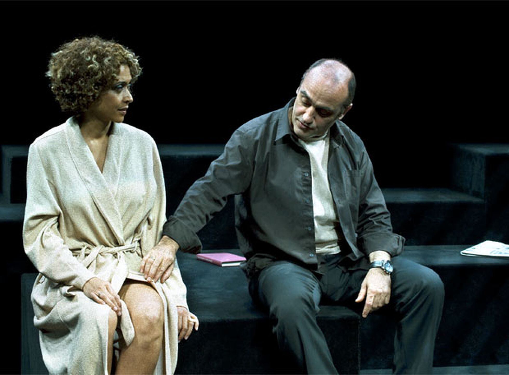 Vicenta Ndongo y Francesc Orella, en Traició, de Harold Pinter