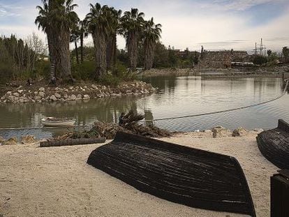 Un empleado de Isla M&aacute;gica limpia la zona del lago para la apertura prevista el pr&oacute;ximo d&iacute;a 19 de abril.