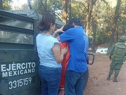 El hermano de Diana Peña la abraza, después de que la mujer fuera encontrada por el Ejército mexicano en Morelos.