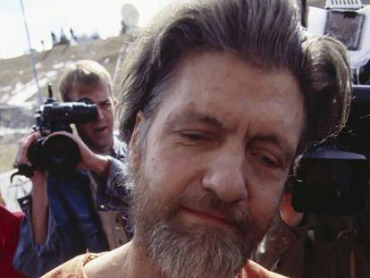 Oficiales de policía trasladan a Theodore Kaczynski, Unabomber, al juzgado, en 1996.