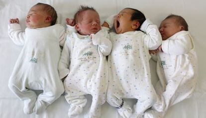 Bebés en una maternidad de un hospital de Munich (Alemania).