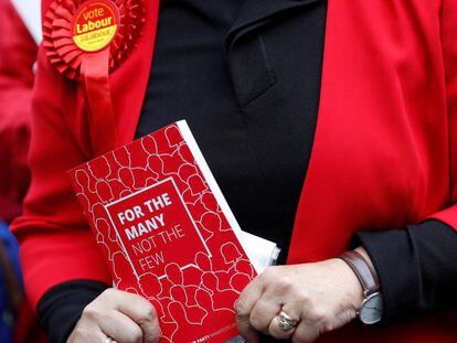 Una mujer sostiene una copia del programa laborista, en Huddersfield (ReinoUnido).