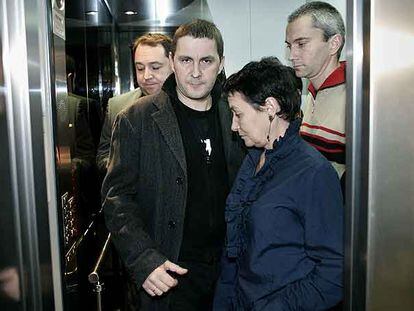 Arnaldo Otegi junto a Jone Goiricelaia y, detrás, Pernando Barrena y Joseba Permach, en el ascensor del hotel donde comparecieron tras el atentado.