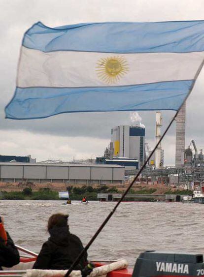 Manifestación de argentinos contra la instalación de papeleras en sus fronteras.