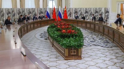 El presidente ruso, Vladímir Putin, durante su encuentro con el presidente de China, Xi Jinping, a ambos extremos de la mesa, en Samarcanda (Uzbekistán) este jueves.
