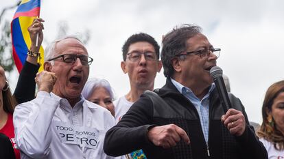 El ministro de Salud, Guillermo Alfonso Jaramillo, junto al presidente Gustavo Petro durante una manifestación a favor de las reformas del Gobierno, en Bogotá, el 7 de junio de 2023.