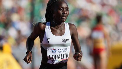 Anjelina Nadai Lohalith, del Equipo Olímpico de Atletas Refugiados, corre en el evento de 1.500 m femenino en el Campeonato Mundial de Atletismo Oregon22, el 15 de julio de 2022, en Eugene, Oregon, Estados Unidos.