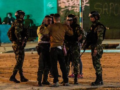Soldados del ejército colombiano registran a un joven en Bogotá (Colombia).