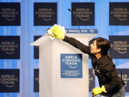 Una empleada limpia un atril, en la edici&oacute;n del Foro Econ&oacute;mico Mundial de 2010 en la ciudad de Davos.
