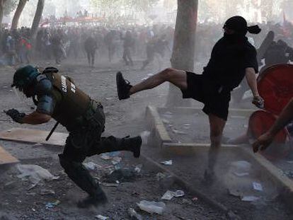 El Gobierno de Piñera no logra controlar el orden público, mientras la oposición pide unida que se convoque una asamblea constituyente tras casi un mes de protestas