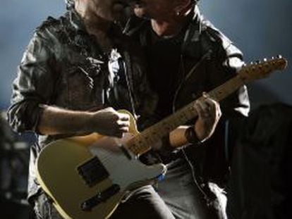 Bono (derecha), con The Edge tocando una Fender Telecaster. 