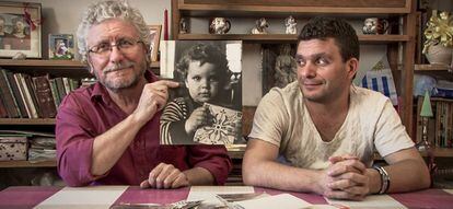 Fernando Cabrera y su hijo Fernando De Meersman con una foto que el padre conservaba en la c&aacute;rcel.