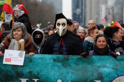 Manifestación contra las restricciones para controlar la pandemia en Bruselas, este domingo.