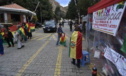 Protesta en el exterior de la Embajada de España este lunes, en La Paz (Bolivia). 