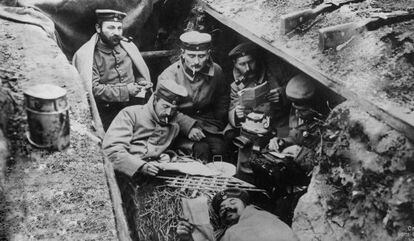Soldados alemanes leen en una trinchera en la Primera Guerra Mundial.
