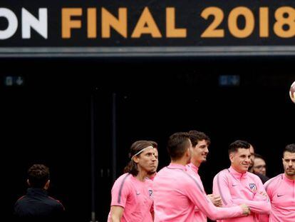 Los jugadores del Atlético durante el enternamiento previo a la final de Liga Europa en Lyon. En vídeo, declaraciones de Gabriel Fernández, Diego Godín y Diego Pablo Simeone.