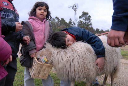 En 2010 los niños fueron granjeros en Aldea Nova, en Narón (A Coruña).