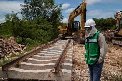 Ingenieros militares construyen el tramo del Tren Maya