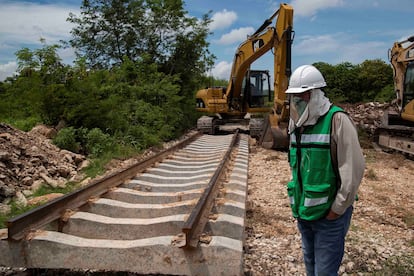 Ingenieros militares construyen el tramo del Tren Maya en Mazcanú, en Yucatán.