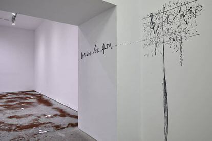 Instalación de Artur Barrio para la exposición 'Experiencias y situaciones' en el Reina Sofía. 