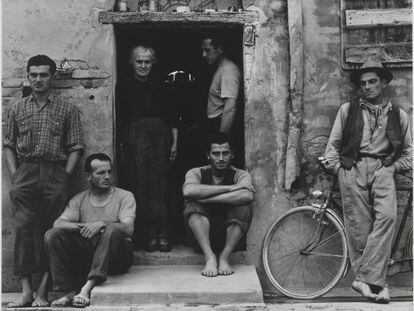 &#039;La familia&#039;, imagen que Paul Strand tom&oacute; en 1953 en Luzzara (Italia). 