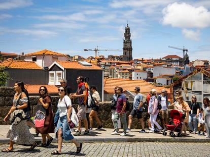 Un grupo de turistas camina por el centro de Oporto (Portugal).