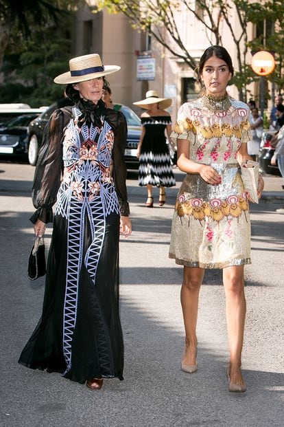 Margarita Ruyra de Andrade y Valentina Suárez-Zuloaga, fundadoras de la web especializada en moda española ES fascinante, eligieron dos de los looks más originales de la boda. Temperley London está detrás de sus vestidos.