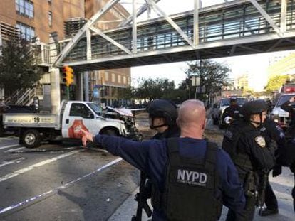 El conductor invadió un carril bici en Manhattan y salió del vehículos con un arma, según el relato de testigos