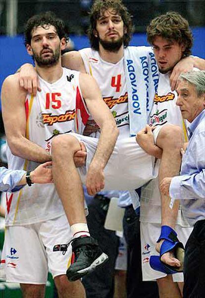 Un lesionado y triste Pau Gasol es retirado por su hermano Marc y Jorge Garbajosa.